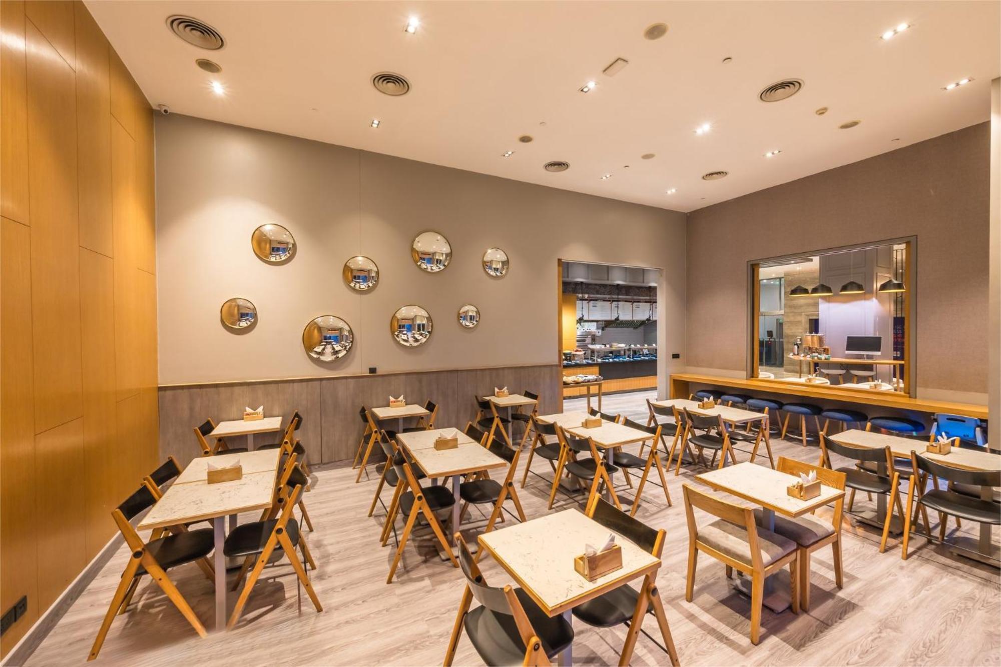 Holiday Inn Express Gurugram Sector 50 By Ihg Gurgaon Buitenkant foto